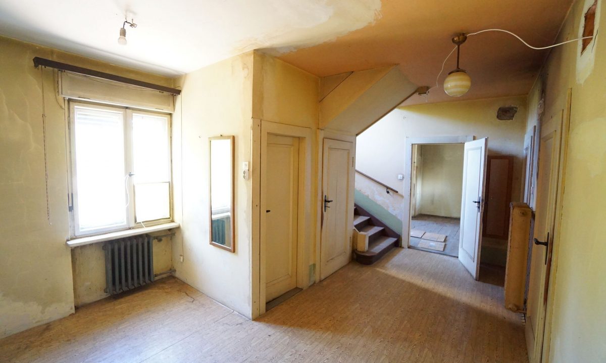 Innenansicht der Villa in der Nähe vom Monarchenhügel