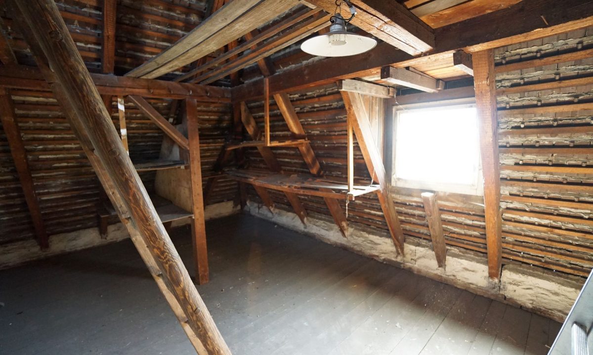 Geräumiger Dachboden der Villa nahe am Monarchenhügel