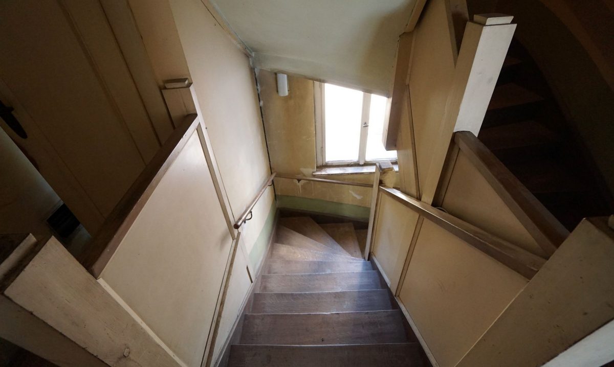 Treppenaufgang in der Villa am Monarchenhügel