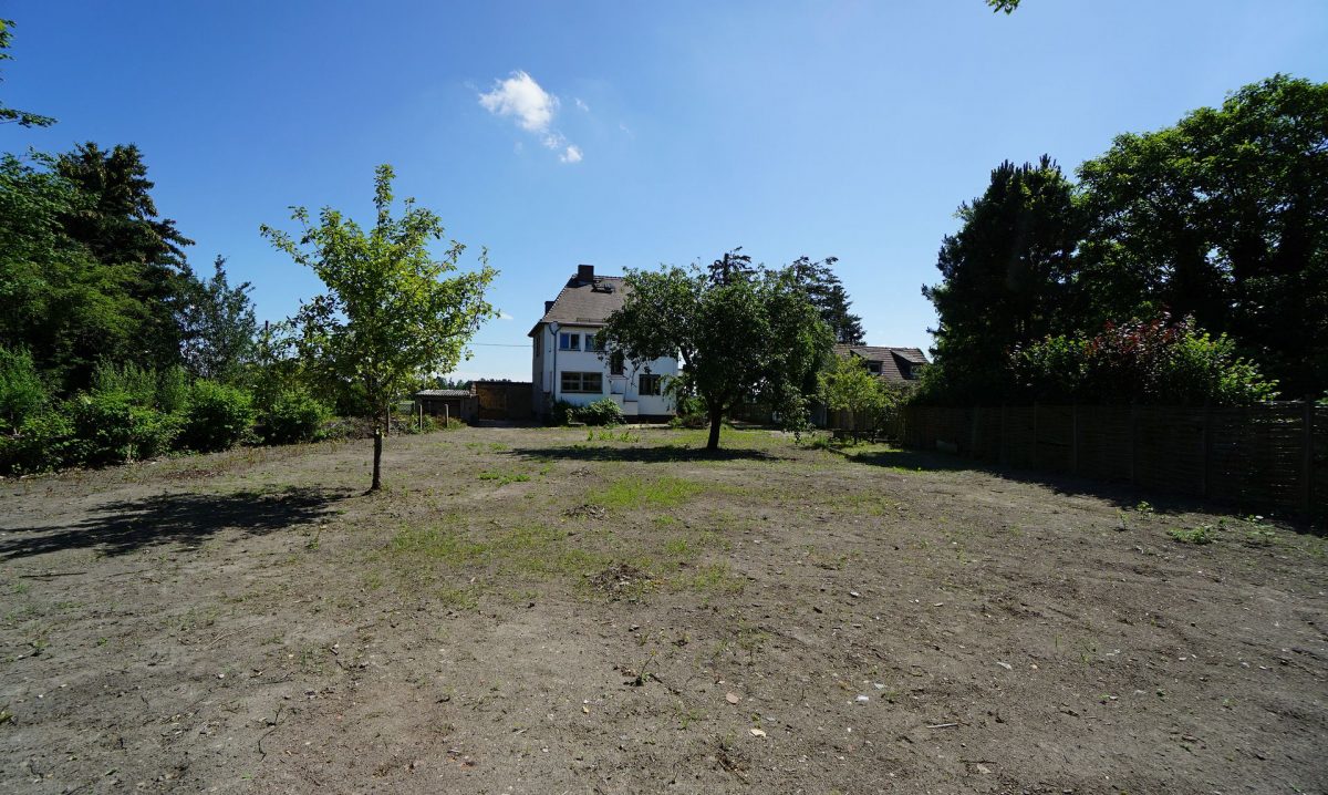 Blick vom Garten zur Villa am Monarchenhügel
