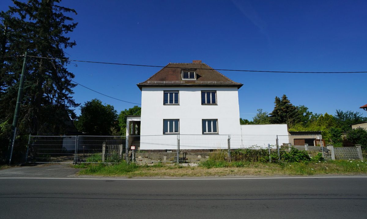 Vorderansicht Villa am Monarchenhügel