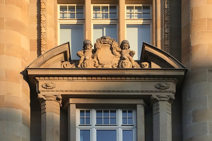 Details Außenfassade vom Bank Palais am Tröndlingring