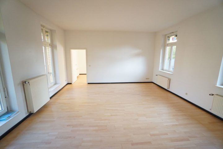 Wohnzimmer mit Tür zum Schlafzimmer Kutscherhaus Alte Straße Leipzig