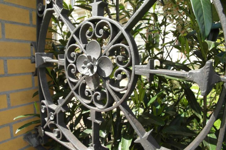 Details Zaungestaltung in der Ferdinand-Lassalle-Straße 5