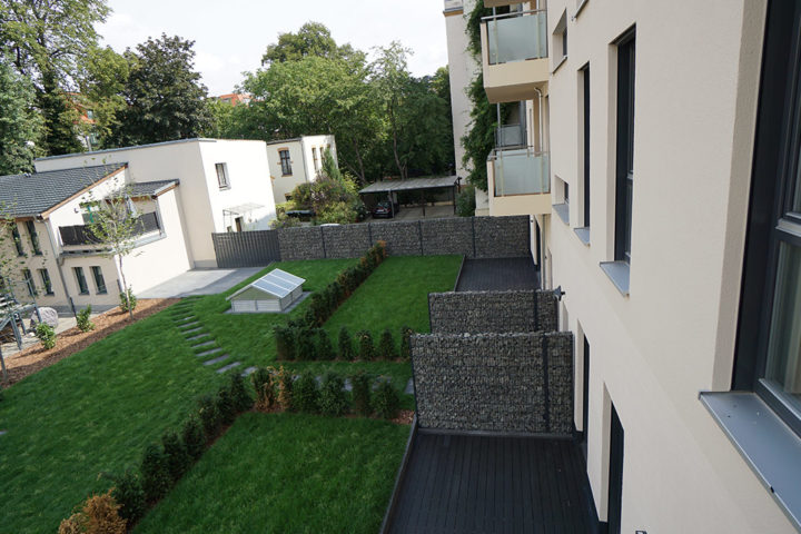 Hausrückseite mit Terrassen und Gärten Fregestraße