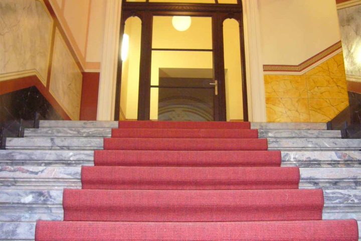 Treppenaufgang im Hausflur Villa Schreiber