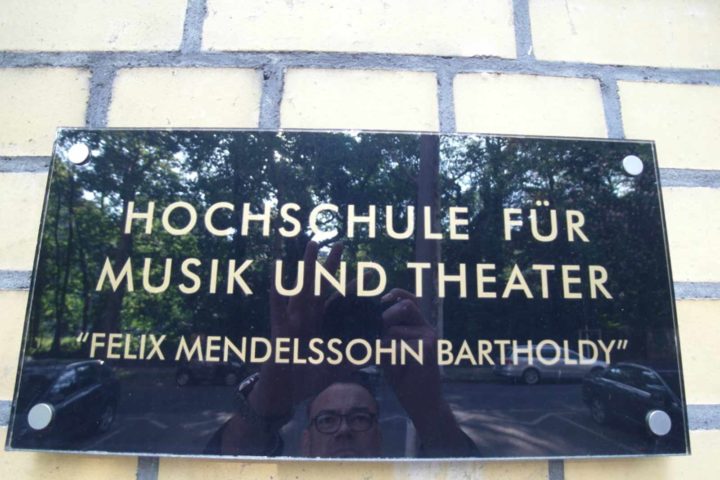 Schild Hochschule für Musik und Theater in der Villa Schreiber